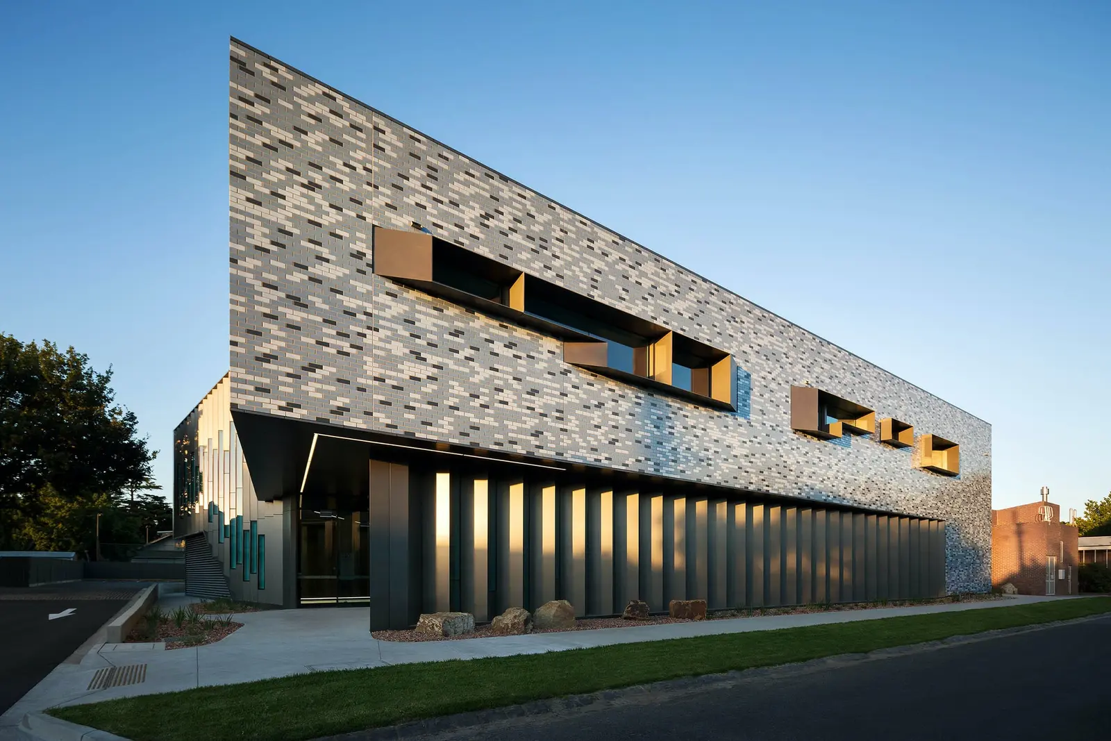 Bâtiment contemporain avec façade en brique