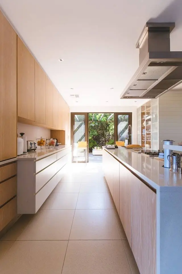 Cuisine sur mesure en bois clair avec plan de travail