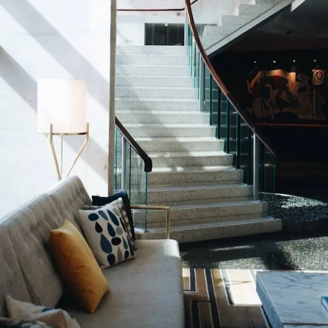 Escalier intérieur et applique murale dans un salon