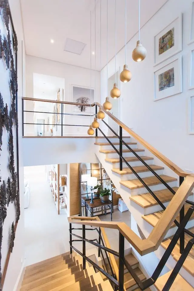 Escalier avec garde-corps métallique et marches en bois