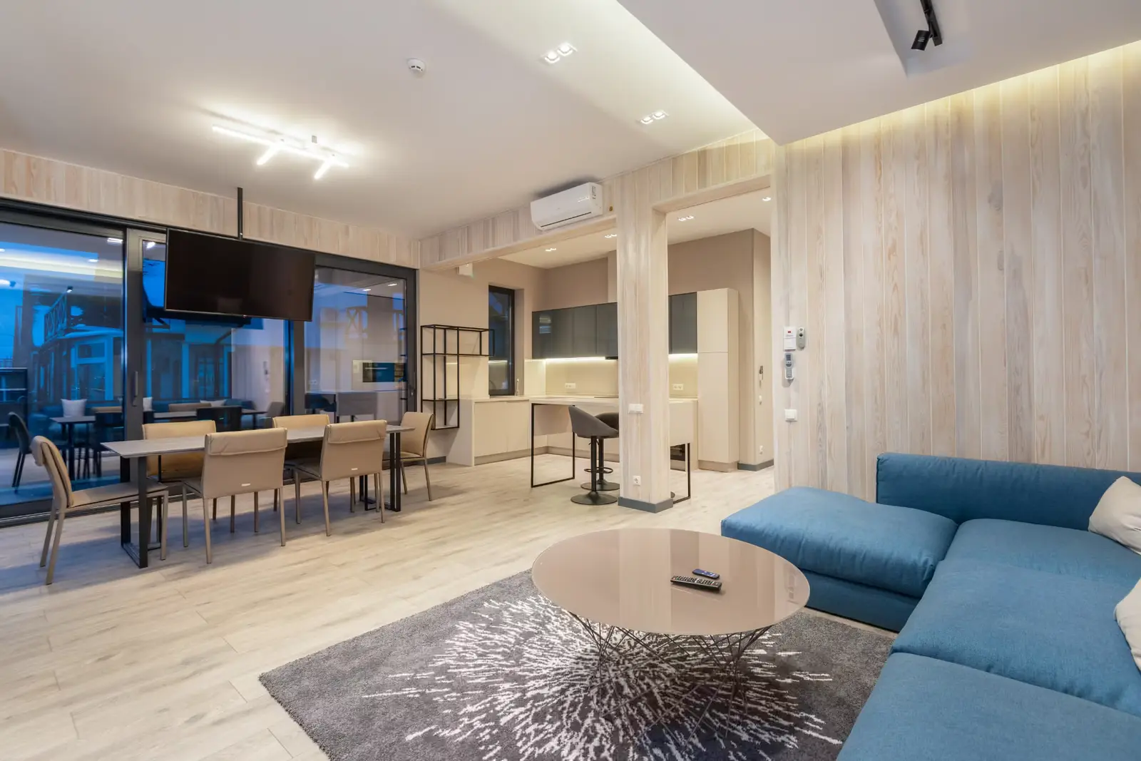 Salon avec faux plafond, éclairage intégré et climatisation