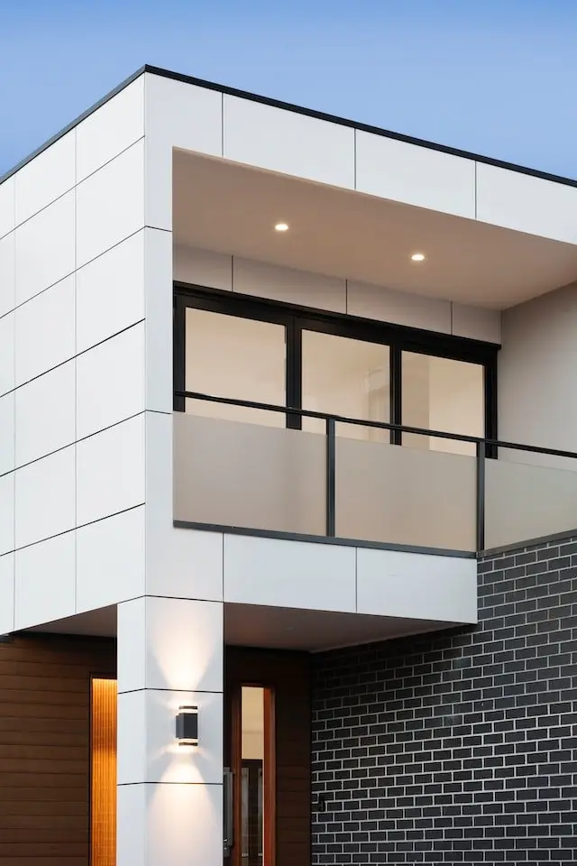 Façade habillée de panneaux blancs avec spots encastrés