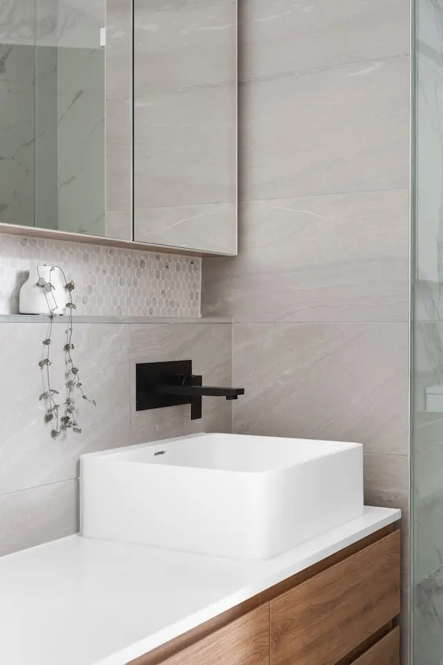 Salle de bain moderne avec vasque et robinetterie murale noire