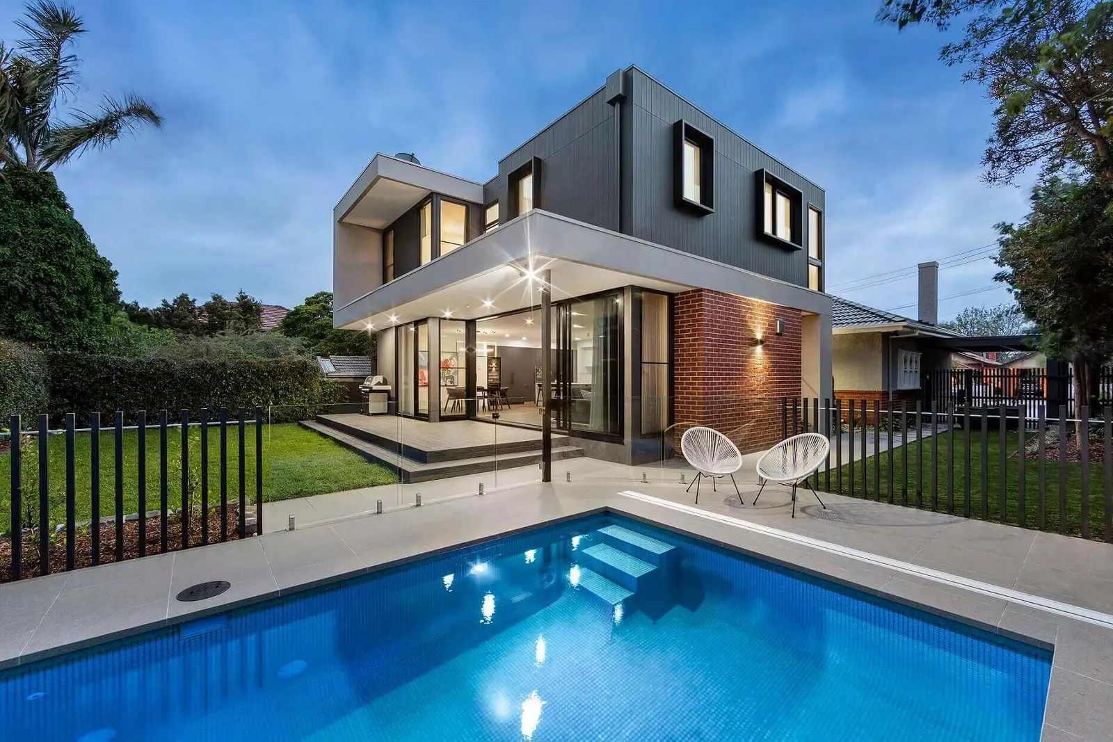 Villa contemporaine avec piscine et façade blanche